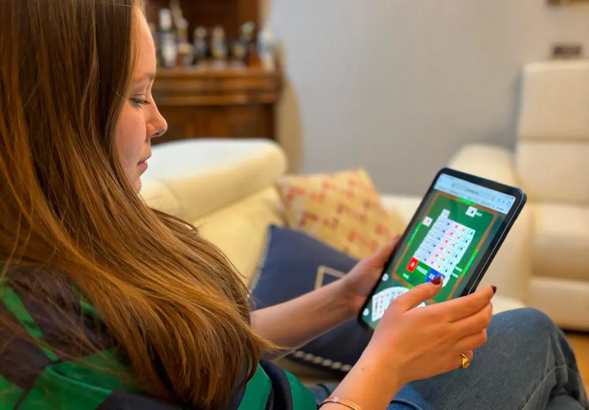 Persona jugando al bridge